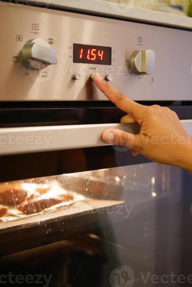 Finetuning the Oven Temperature for Achieving Perfect Baking Results Every Time photo