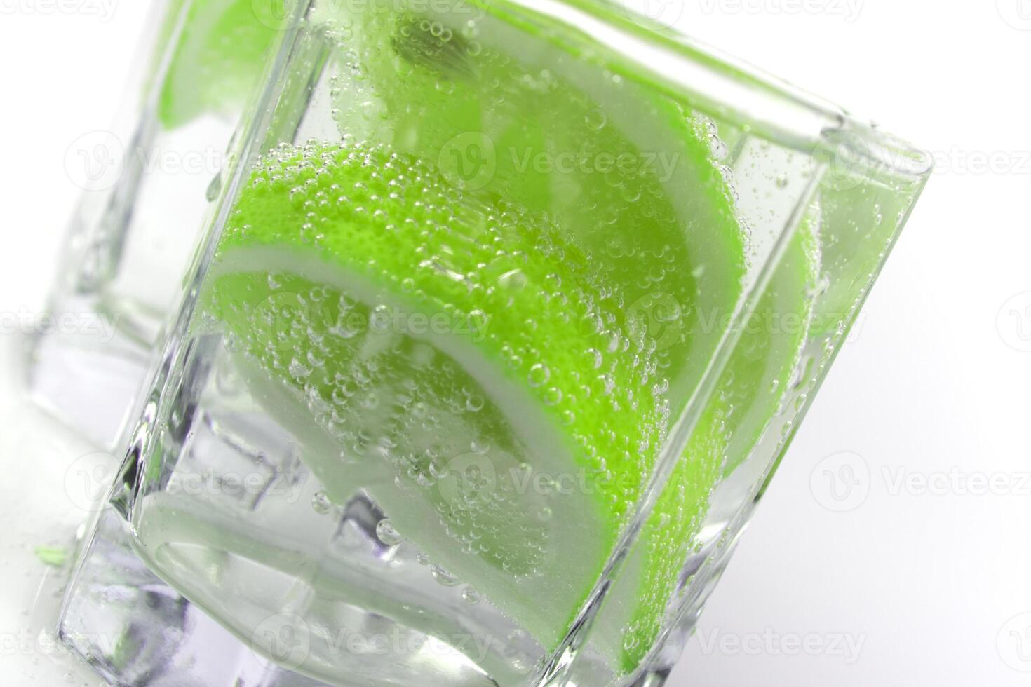 water with lime photo