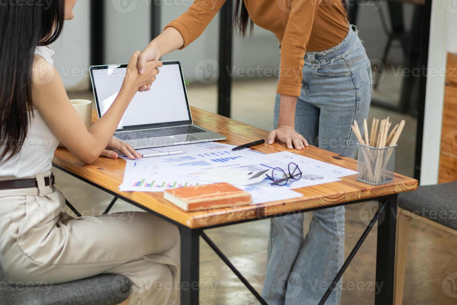 Investment consultants join hands with investors after giving advice on investment planning and being able provide satisfactory investment returns photo