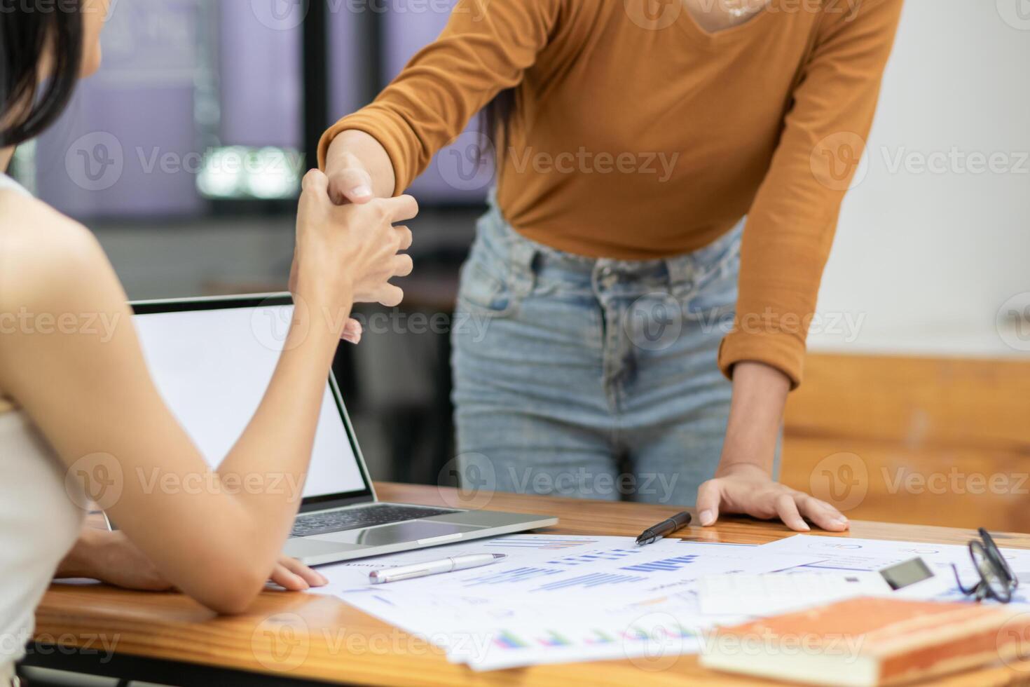 Investment consultants join hands with investors after giving advice on investment planning and being able provide satisfactory investment returns photo