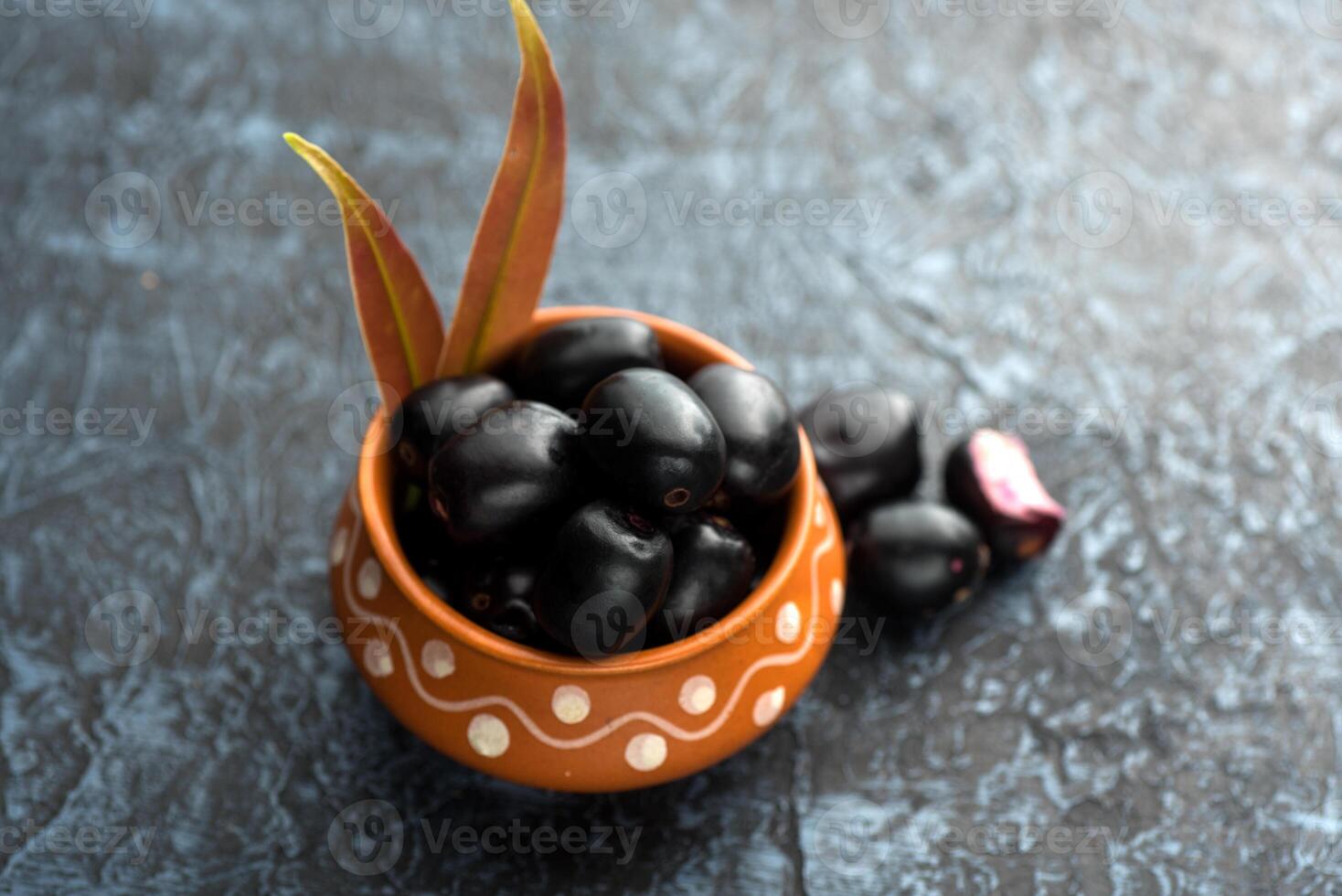 A bowl of blackberries photo