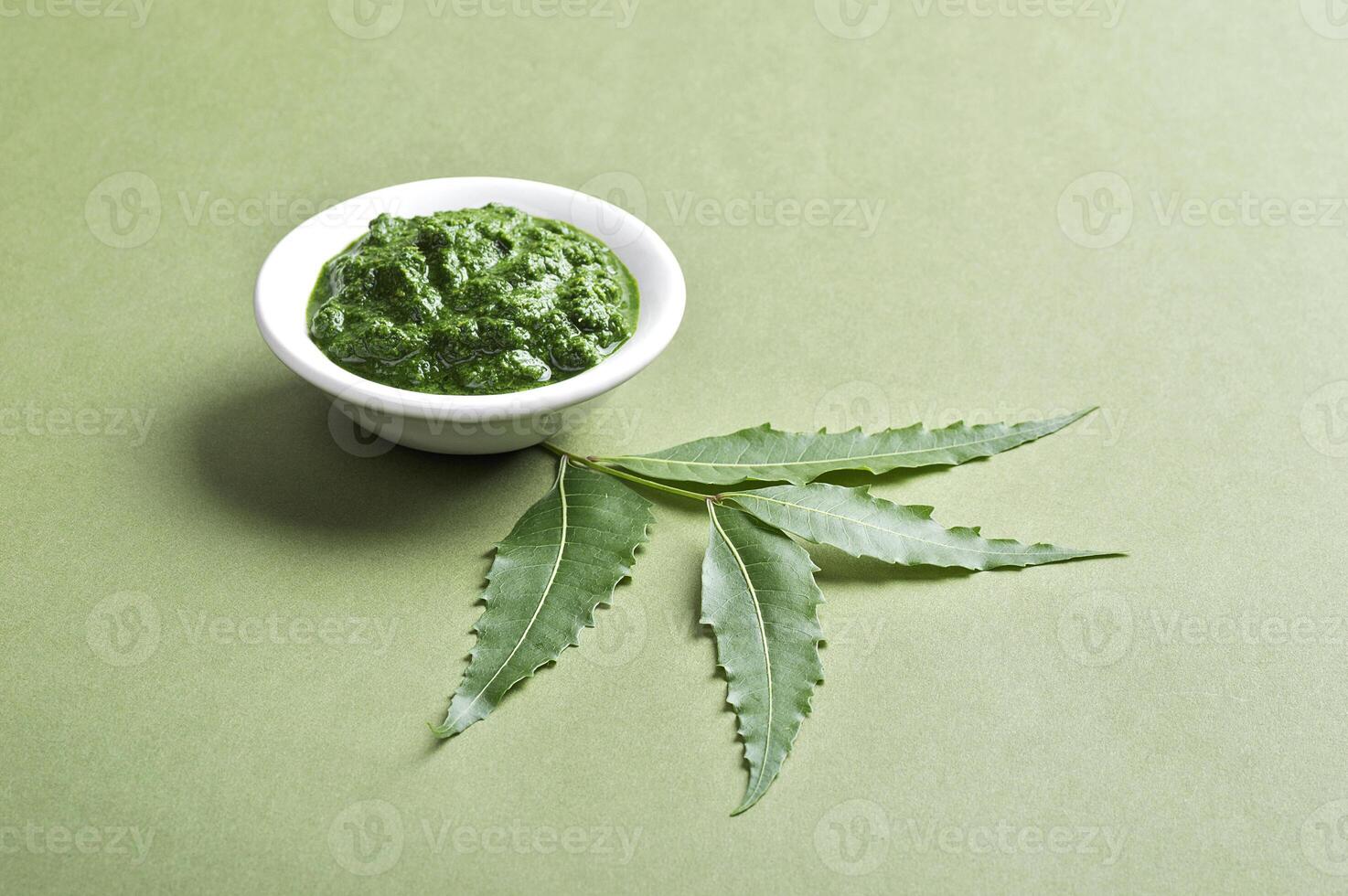 Kratom extract green tea kratom extract green tea with kratom leaves on a green background photo