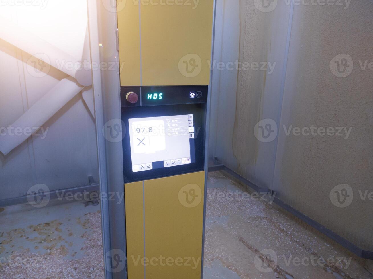 The condition of the chicken hatching machine corridor after the doc chicken was removed from the machine, there were still shell fragments and chicken feather dust. photo