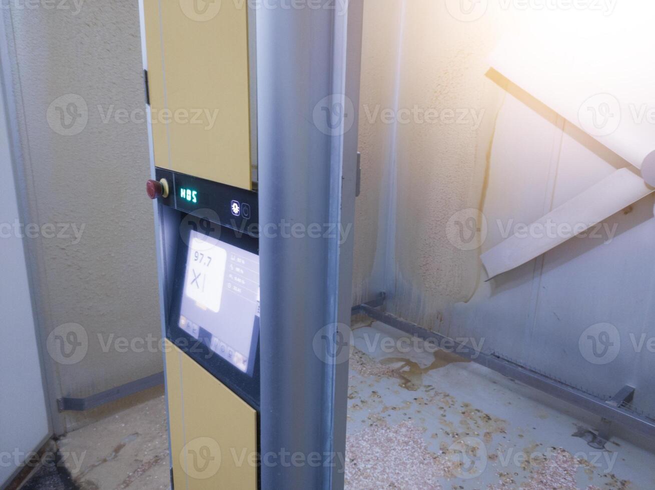 The condition of the chicken hatching machine corridor after the doc chicken was removed from the machine, there were still shell fragments and chicken feather dust. photo
