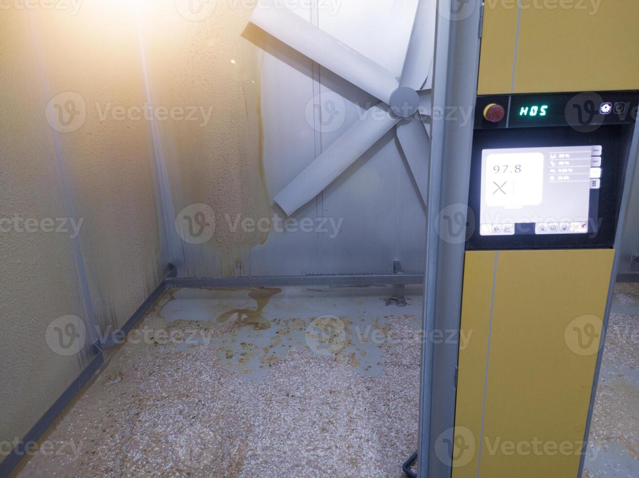 The condition of the chicken hatching machine corridor after the doc chicken was removed from the machine, there were still shell fragments and chicken feather dust. photo