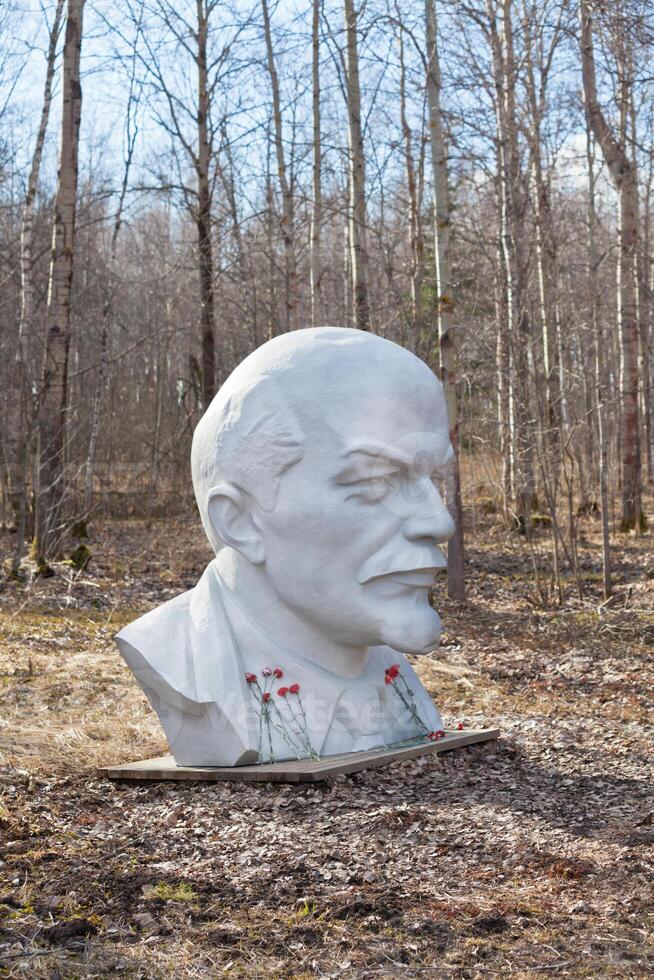 Monument of Lenin in park of Razliv lake photo