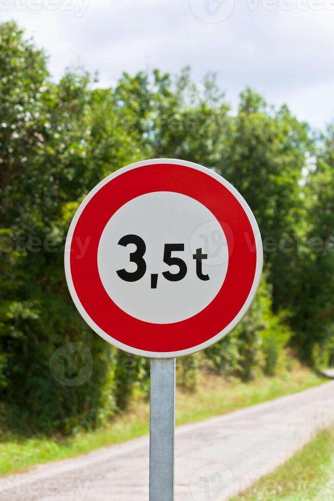 Traffic sign of 3,5 tons weigh restriction photo