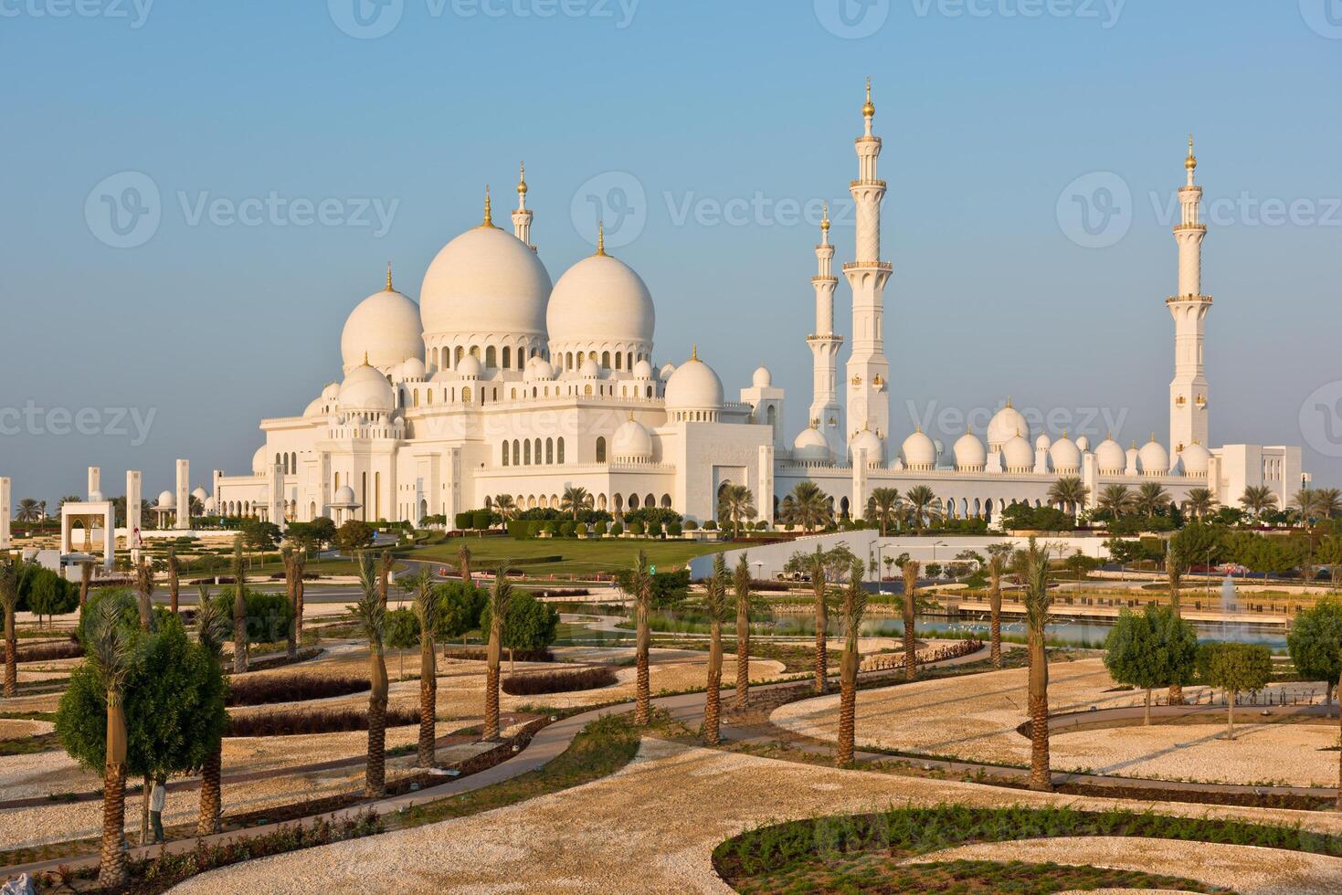 Sheikh Zayed White Mosque in Abu Dhabi, UAE photo