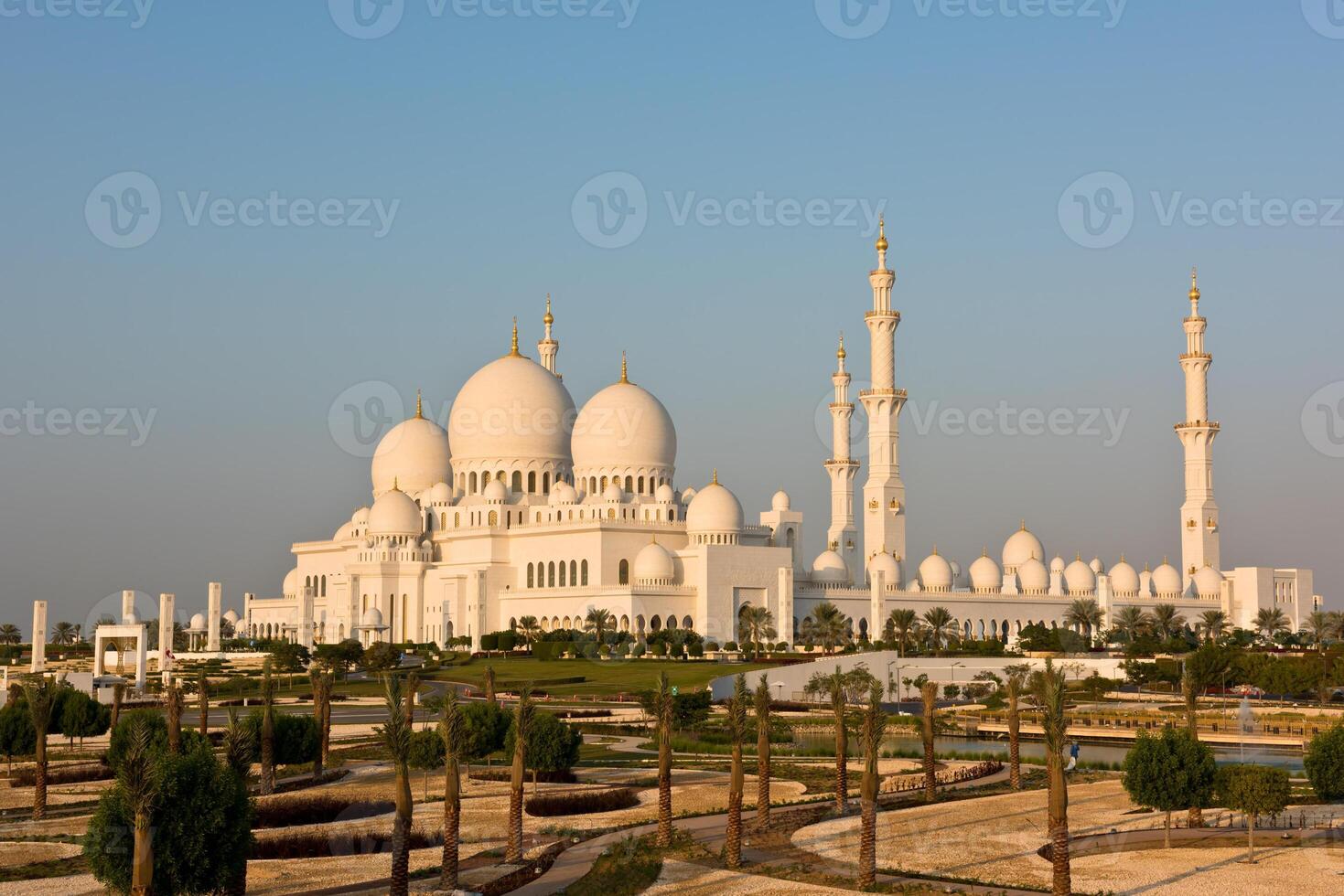 Sheikh Zayed White Mosque in Abu Dhabi, UAE photo