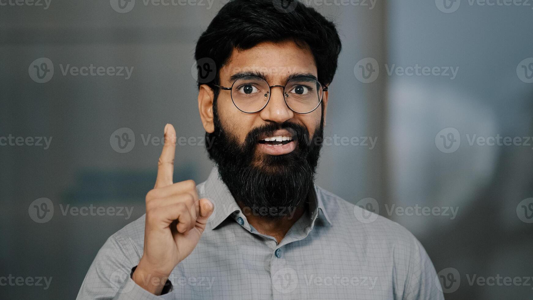 Close-up portrait arabian male pensive business man hold hand on chin concentrated think of solution issue deep in thoughts excited young eyeglasses guy raise finger come up with good idea find answer photo