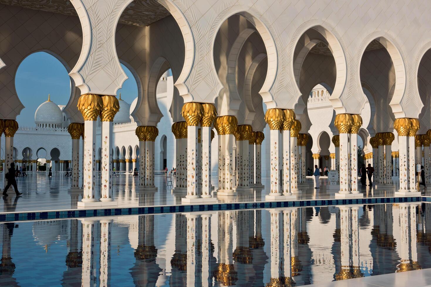 Sheikh Zayed White Mosque in Abu Dhabi photo