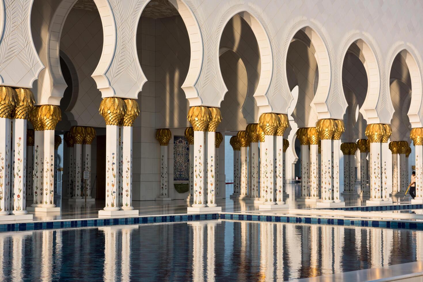 Sheikh Zayed White Mosque in Abu Dhabi photo