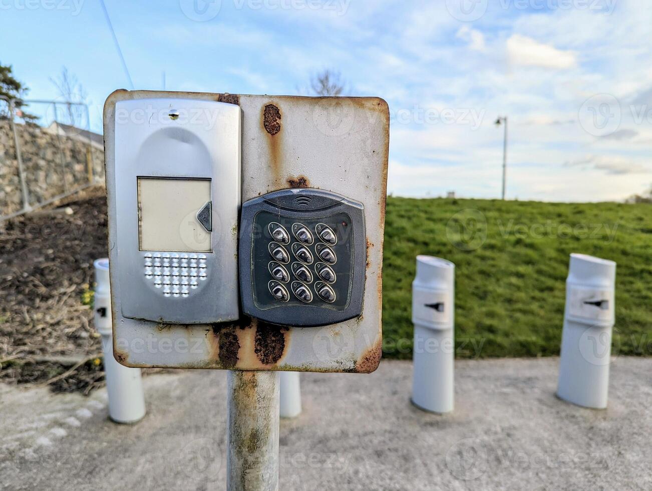 A close up of a parking meter with two keys photo