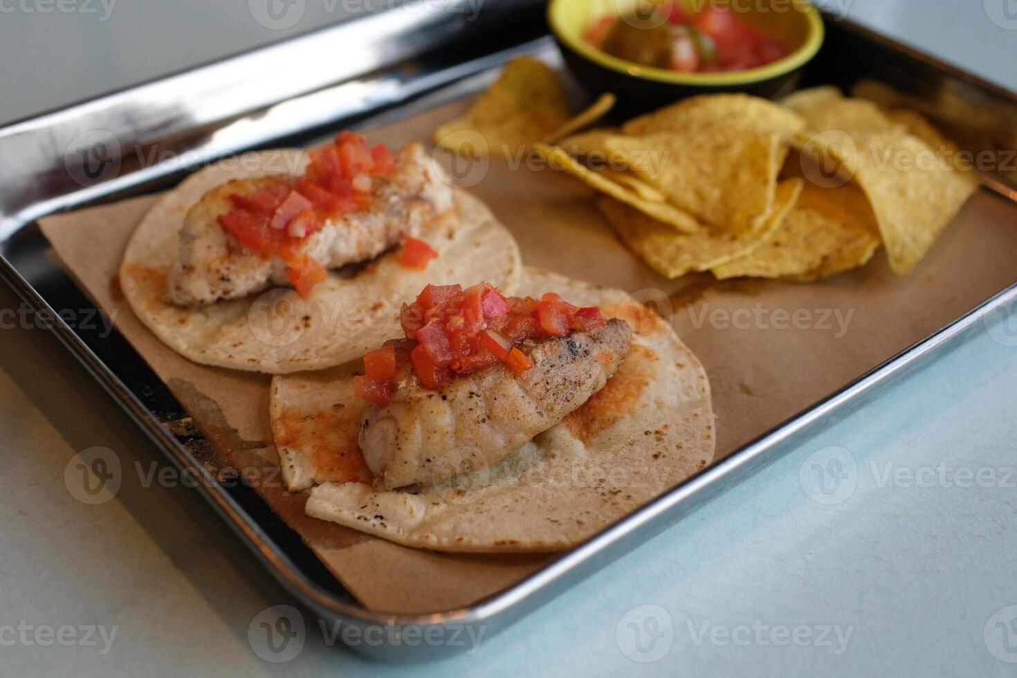 pescado burrito burito en un tortilla foto