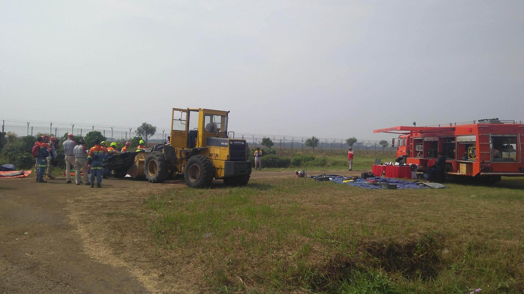simulation exercise to evacuate victims from the car, this is the process of destroying the car so that it can be used for training. photo
