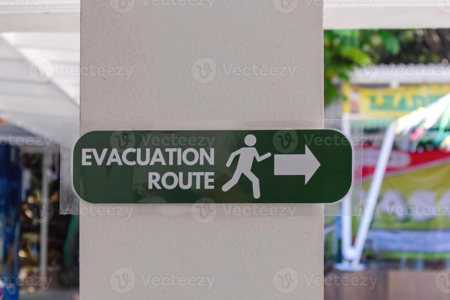 Evacuation route sign on a pillar in a school building photo