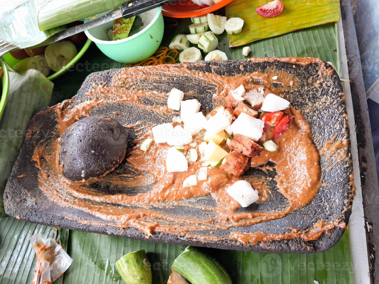 photo of the process of making gado gado seasoning