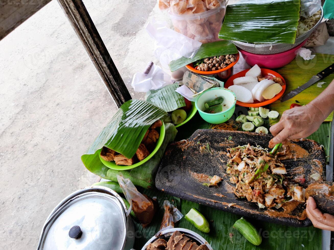 photo of the process of making gado gado seasoning