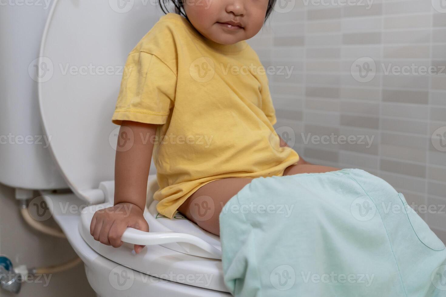 child going to the toilet, constipation in children, dyspepsia, abdominal pain, crying, defecating, straining, urinary incontinence, blood in the stool, bowel problems, ulcerative colitis, diarrhea photo