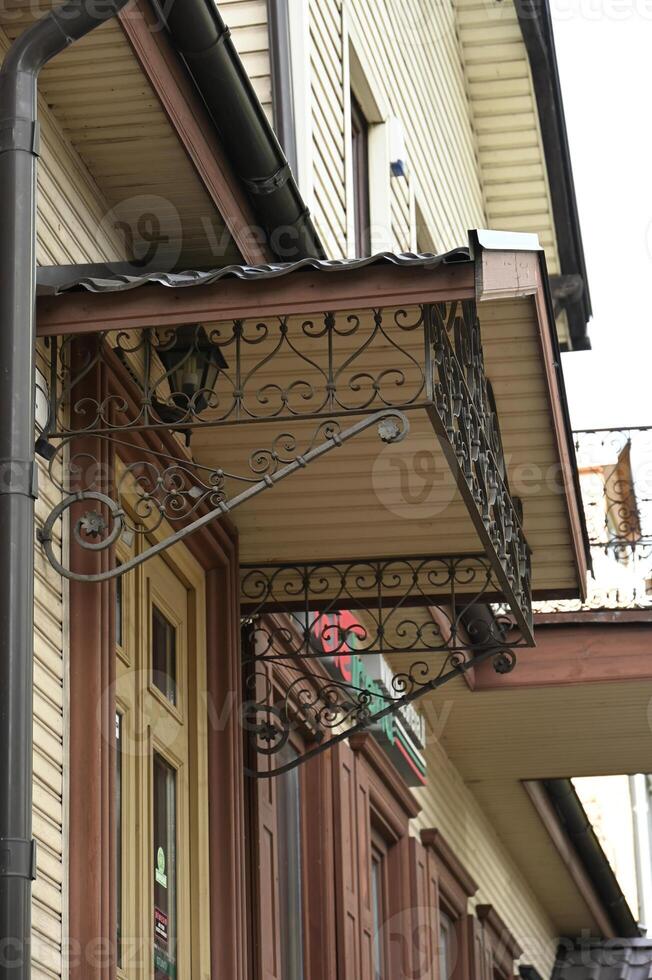 a brown building photo