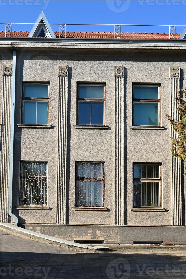 a building with many windows photo