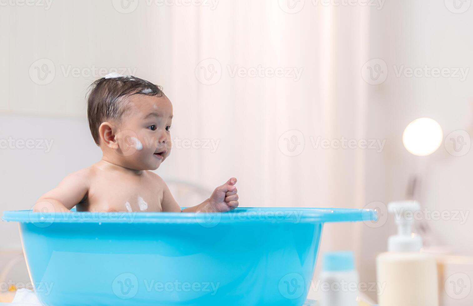When mom gives the baby a bath, he enjoys it photo