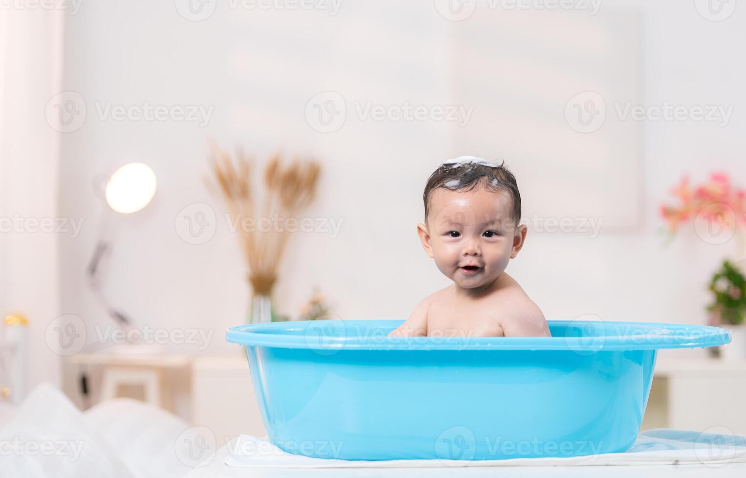 When mom gives the baby a bath, he enjoys it photo
