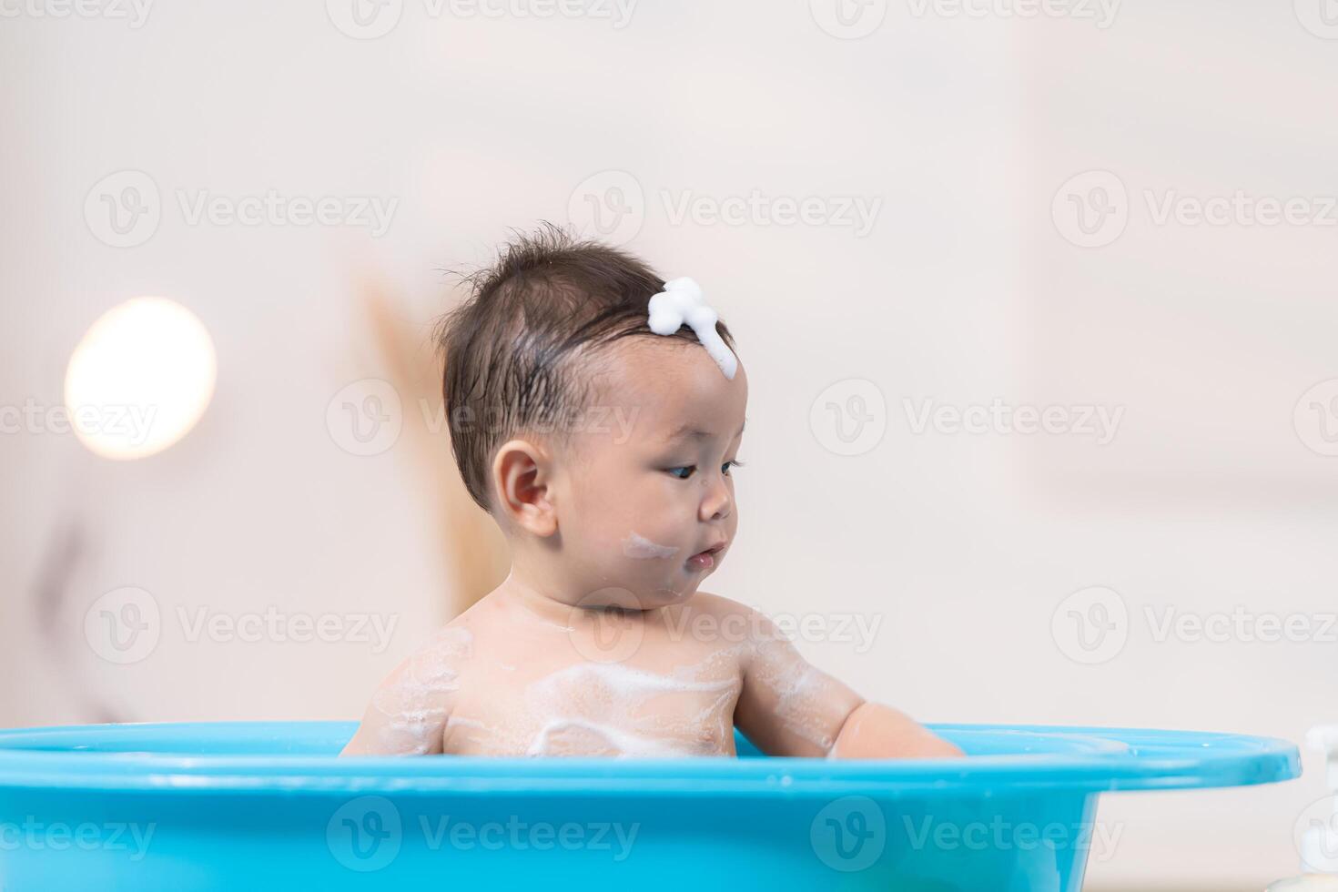 When mom gives the baby a bath, he enjoys it photo