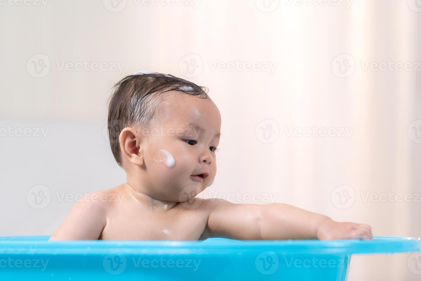 When mom gives the baby a bath, he enjoys it photo