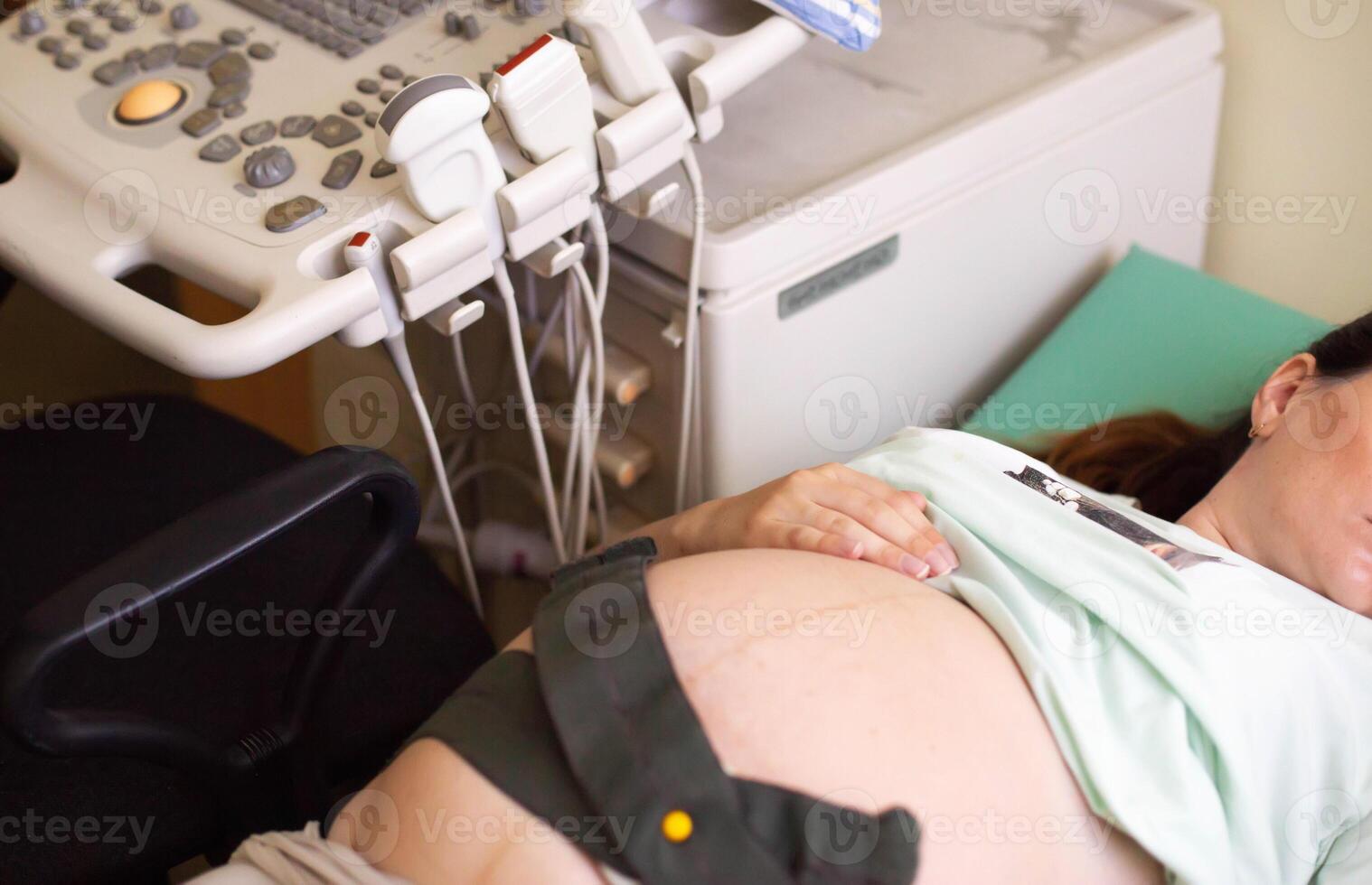Cardiotocography in pregnant women, methodological and functional diagnostics based on the registration of the frequency of fetal cardiovascular diseases and uterine contractility during photo