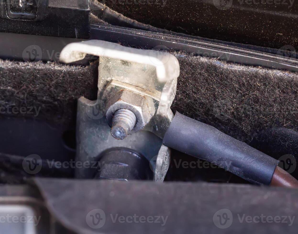 wire connecting the negative terminal of an electrical element to the vehicle body, close-up photo