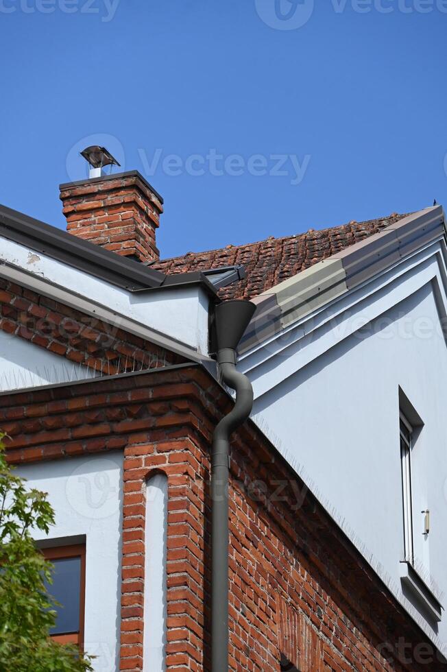 a building with a roof and a gutter photo