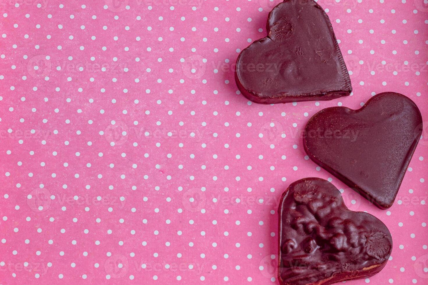 Tres chocolate corazones en un rosado caja, parte superior ver foto