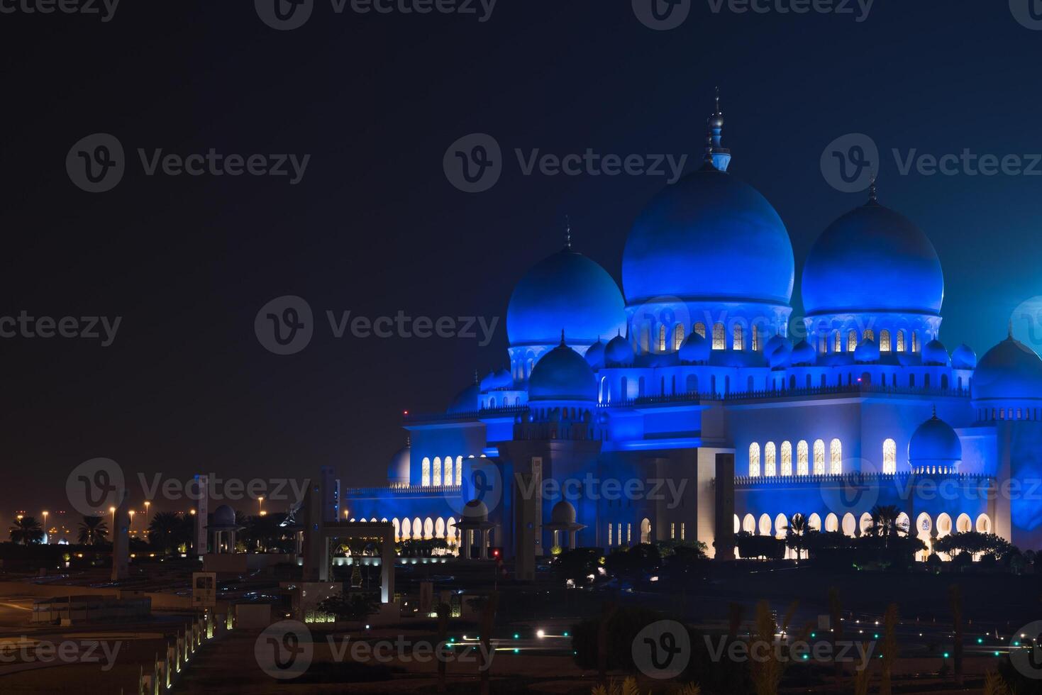 Sheikh Zayed White Mosque in Abu Dhabi at night photo