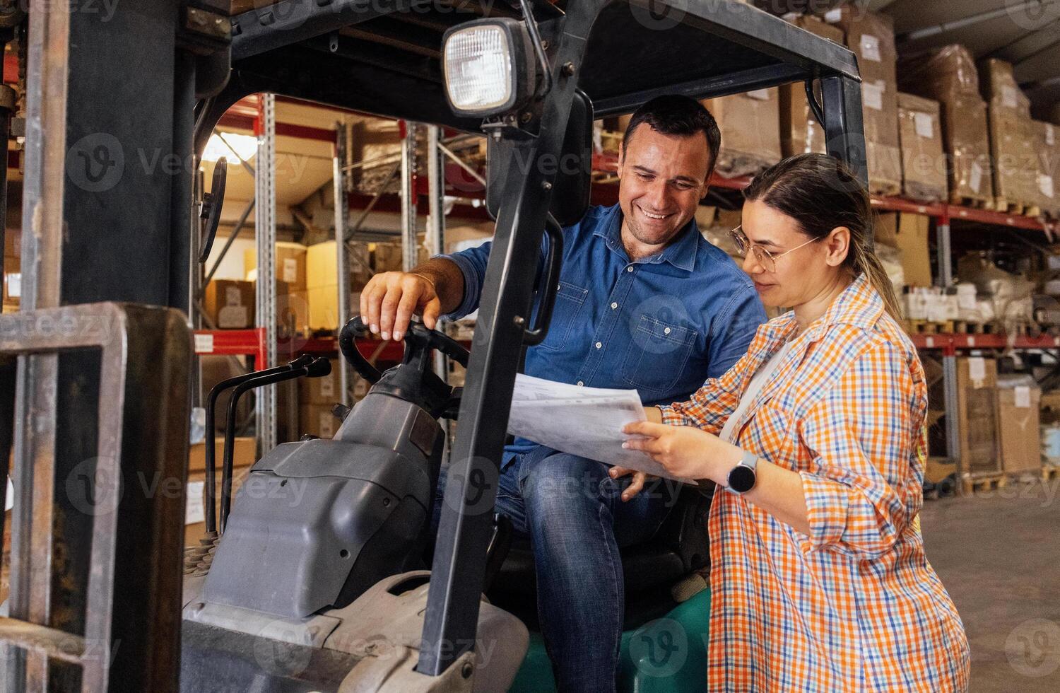 smiling man and a woman in casual clothes mark the availability of goods on the shelves photo