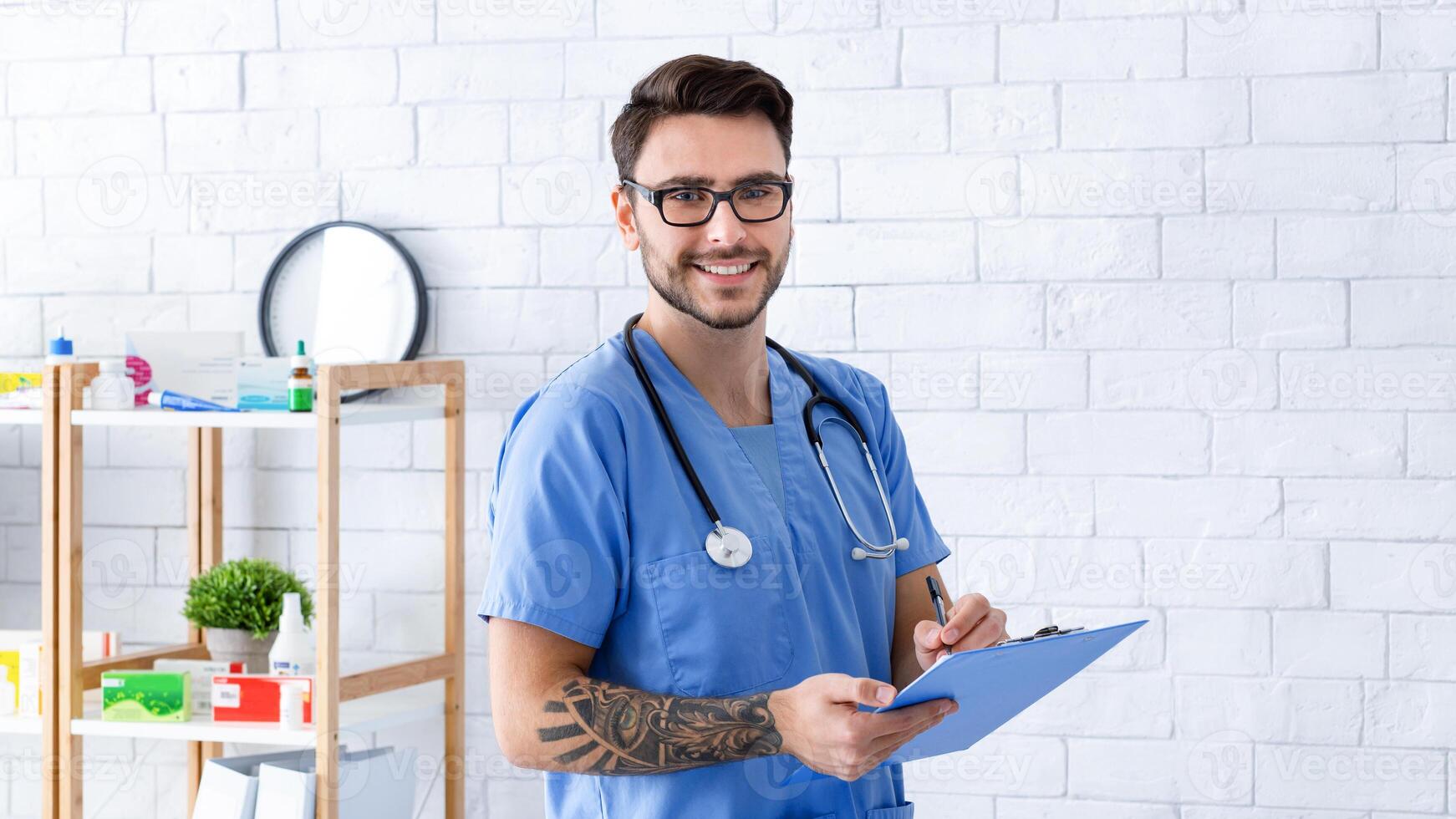 Smiling vet doctor with clipboard in animal clinic, panorama photo
