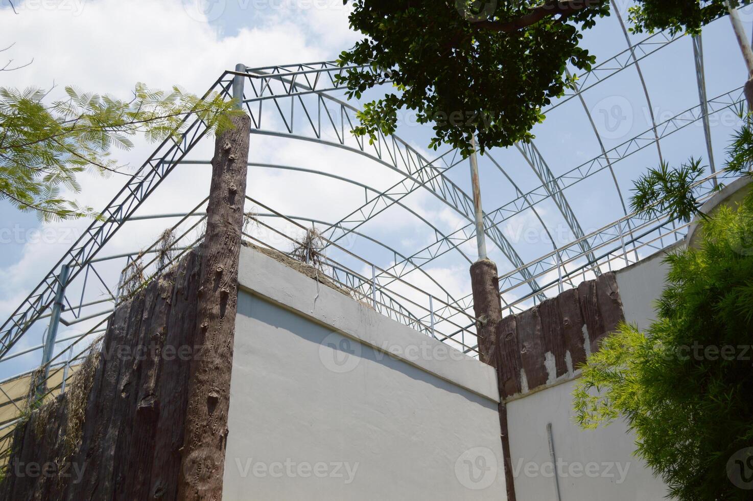 the roof and wall of building in the city park photo