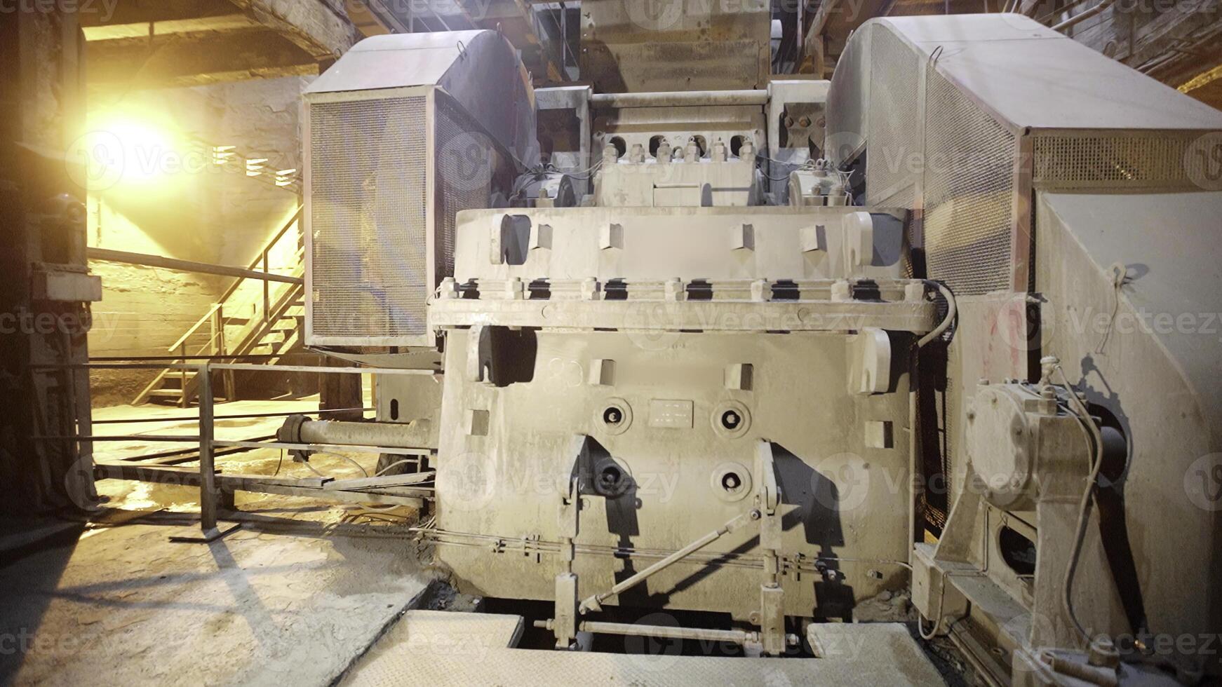 Industrial Machinery Efficiently Operating Under Low Light Conditions for Enhanced Precision. Stock Clip photo