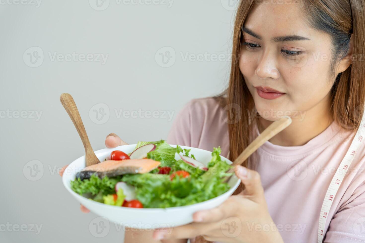 Delgado cuerpo asiático mujer escoger sano alimentos, dieta hembra escoger ensalada para dieta. bueno sano alimento. peso perder, balance, control, reducir gordo, bajo calorías, rutinas, ejercicio, cuerpo forma. foto
