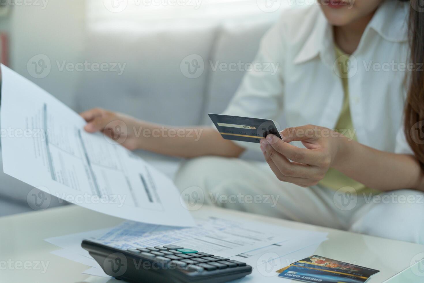mujer estresada y con dolor de cabeza con grandes facturas o facturas sin dinero para pagar los gastos y la deuda de la tarjeta de crédito. escasez, problema financiero, quiebra, hipoteca, préstamo, en quiebra, pobre, billetera vacía foto