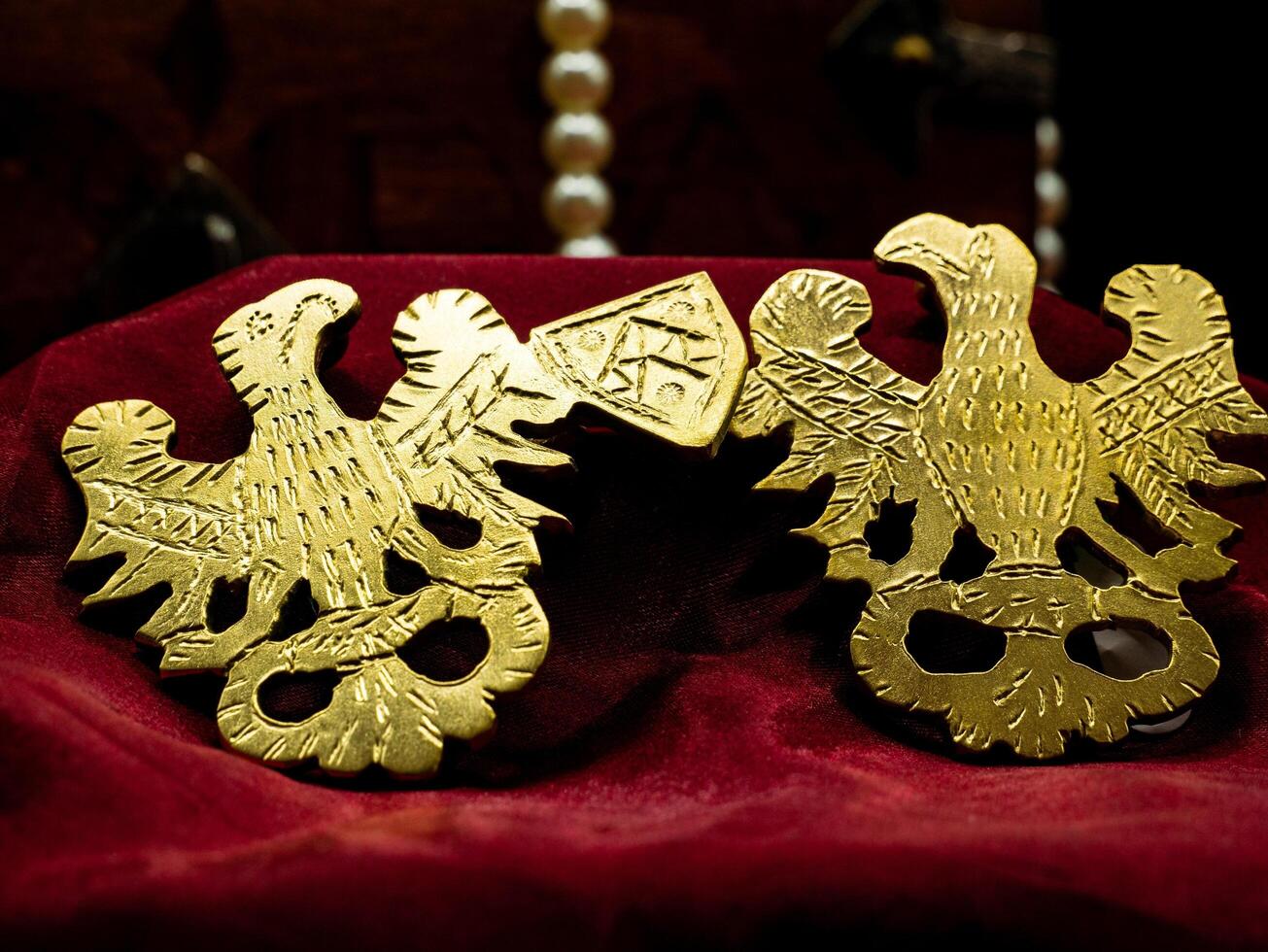cerca arriba Disparo reproducción de decorado joyería antiguo Roma con decoración de el romano águila. foto