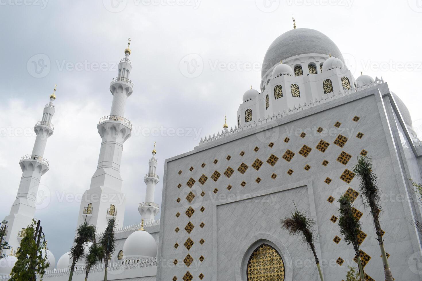 The arch door of Sheikh Zayed Grand Mosque photo