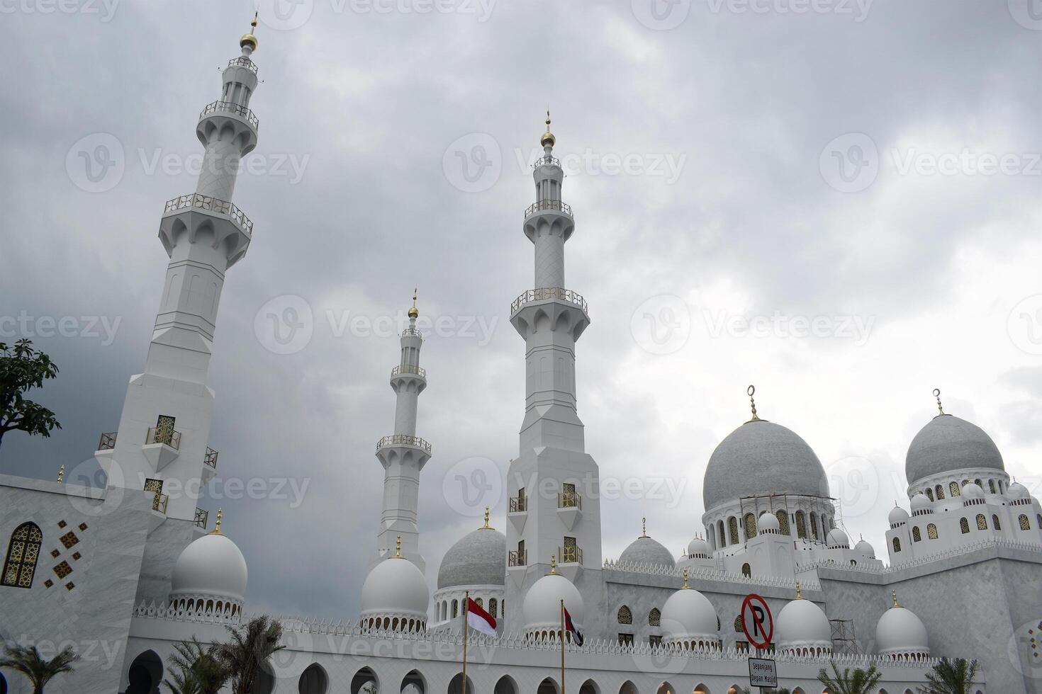 The beautiful Syeikh Zayed Grand Mosque in Surakarta photo