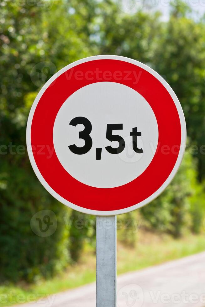 Traffic sign of 3,5 tons weigh restriction photo