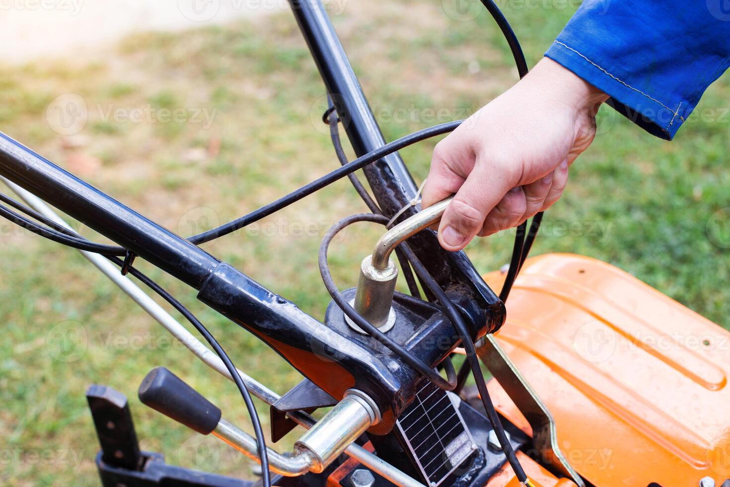 height adjustment of the steering wheel in the tillerblock before starting work and running-in. Industry photo