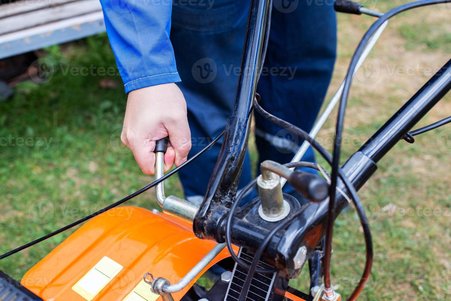 height adjustment of the steering wheel in the tillerblock before starting work and running-in. Industry photo