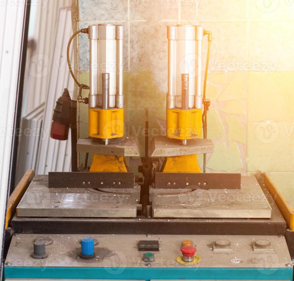 Production of pvc windows, pvc windows and sun, machine, machine for drilling holes in the profile, bench photo