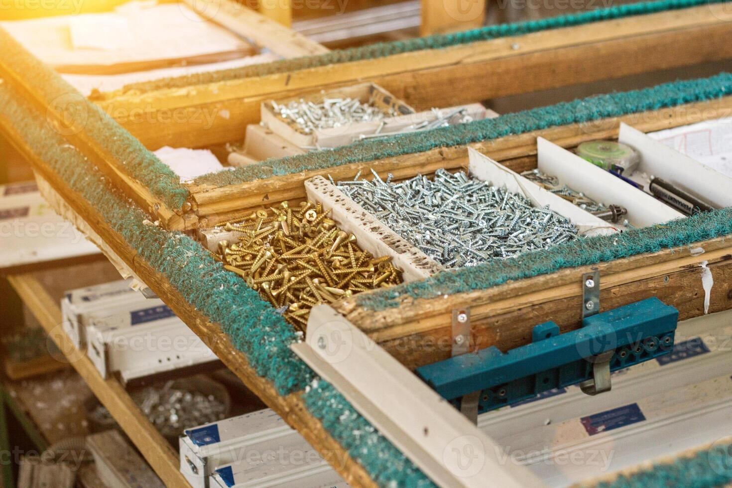 Production of pvc windows, tools for assembling frames and pvc windows, screws photo