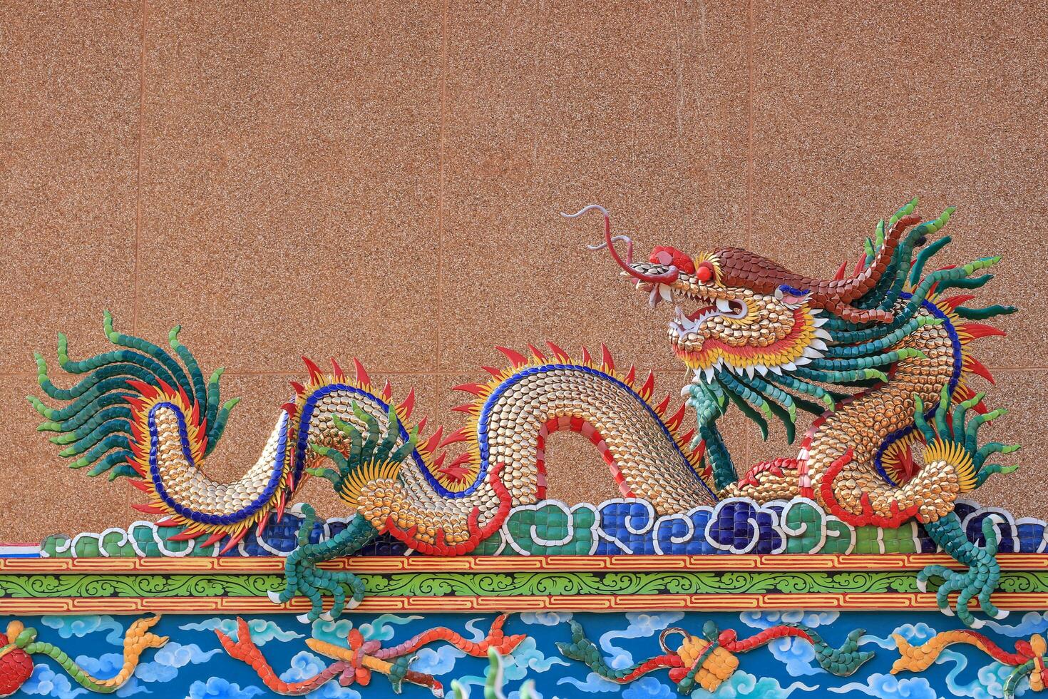 Beautiful scenery within the shrine Is a Chinese dragon statue architecture photo