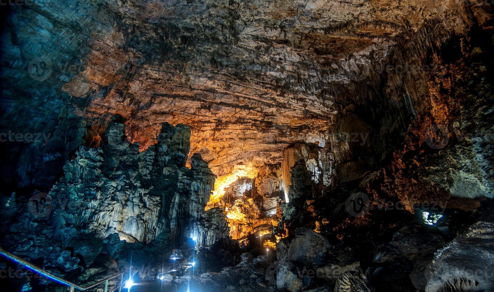 Exploring the majestic caves of Parque Nacional Grutas de Cacahuamilpa in Mexico photo